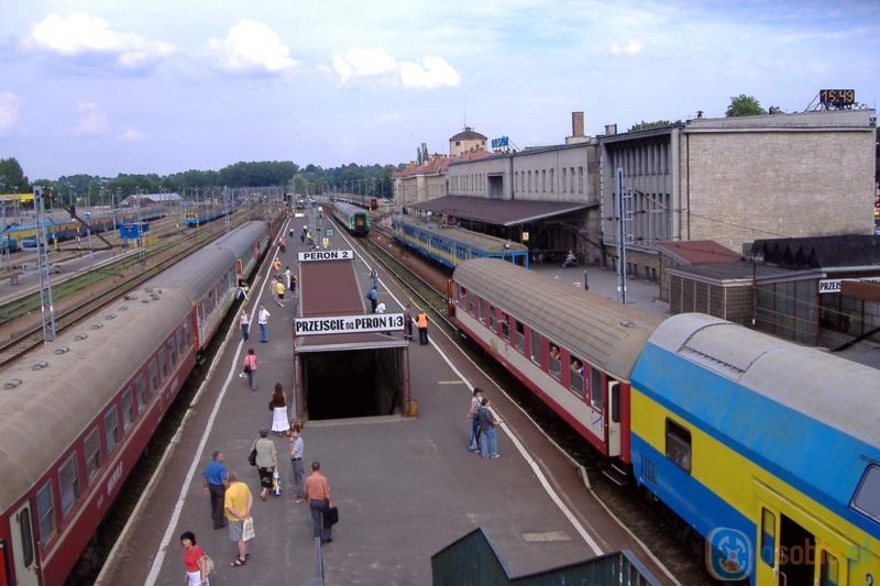 800px-Stacja_kolejowa_w_Rzeszowie.jpg