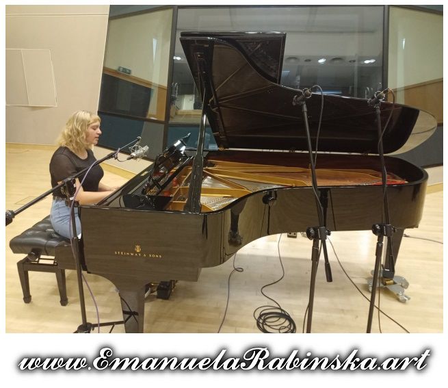 Pianistka Emanuela Rabinska podczas pracy na fortepianie nad akompaniamentem do piosenki Called Angel..jpg