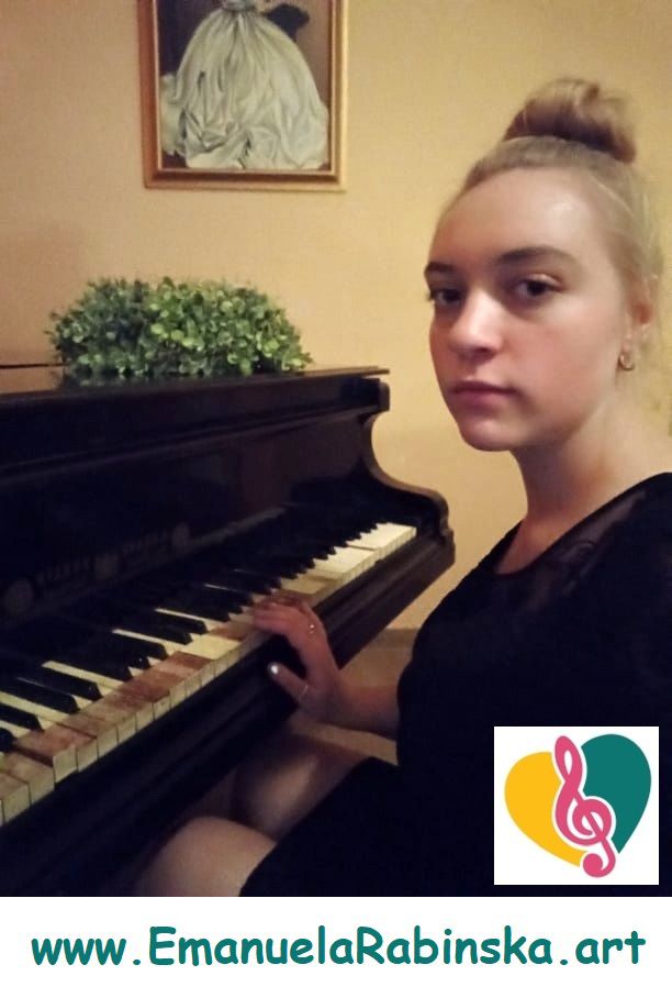 Pianistka_Emanuela_podczas_gry_na_fortepianie_ksiecia_Gustava.jpg