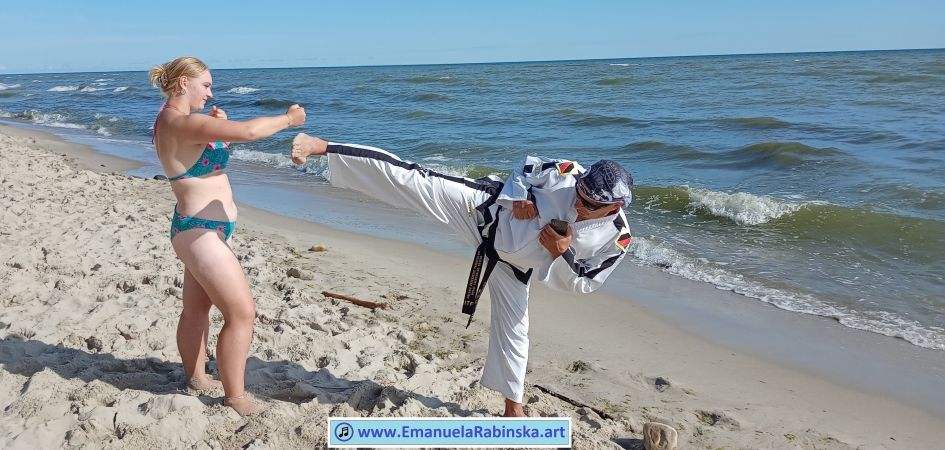 Solistka_Emanuela_Rabinska_podczas_spotkania_z_wielkim_mistrzem_taekwondo_Panen_Wojciechem_Dolnym.jpg