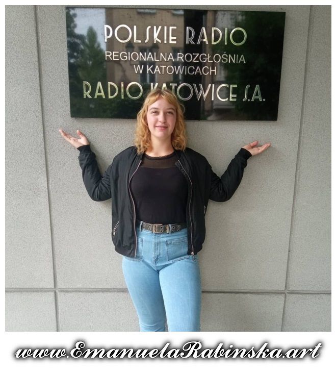 Wokalistka Emanuela Rabinska przed nagraniem utworu muzycznego Called Angel w studio Radio Katowice.jpg