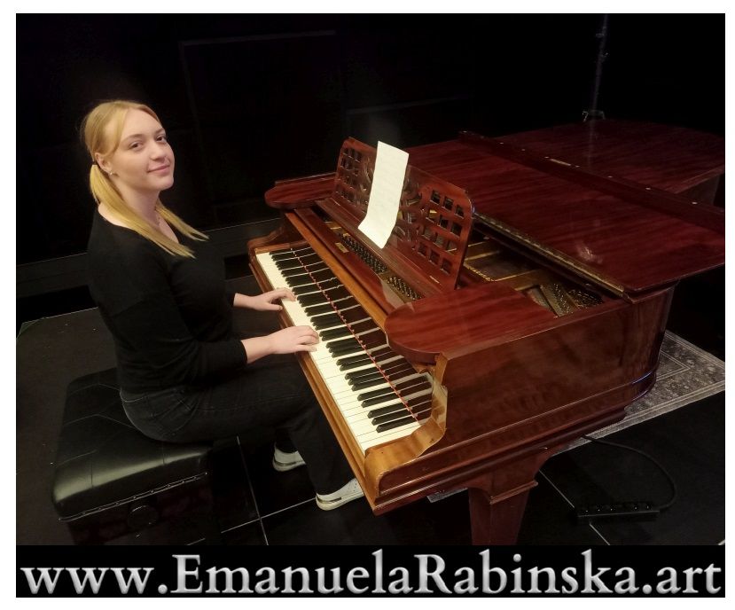 Kompozytorka Emanuela Rabinska podczas gry na fortepianie w Studio Radio Opole.jpg