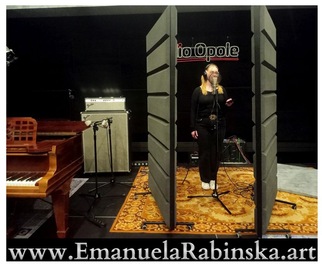 Wokalistka Emanuela Rabinska podczas nagrywania wokalu w Studio Radio Opole.jpg